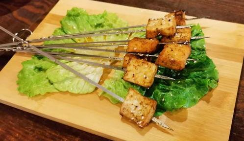 网红凳子烧烤店吃瓜,吃瓜群众的热闹聚集地