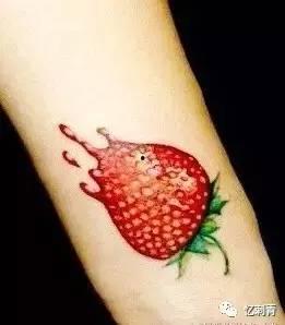 纹身的网红吃瓜图片高清,高清画面引发网友热议