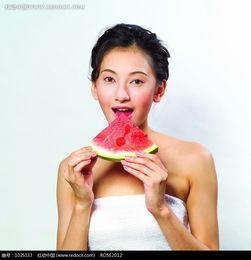 外国网红美女吃瓜图片