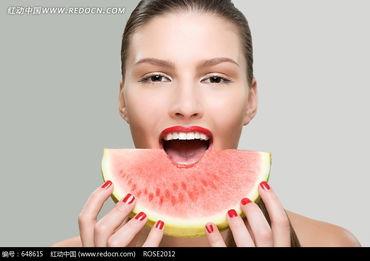 外国网红美女吃瓜图片