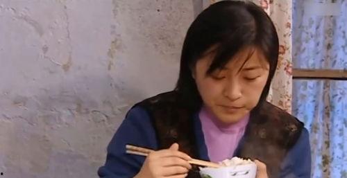 男网红和大妈大爷吃瓜,趣味横生一幕引热议