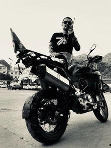 吃瓜网红骑摩托车