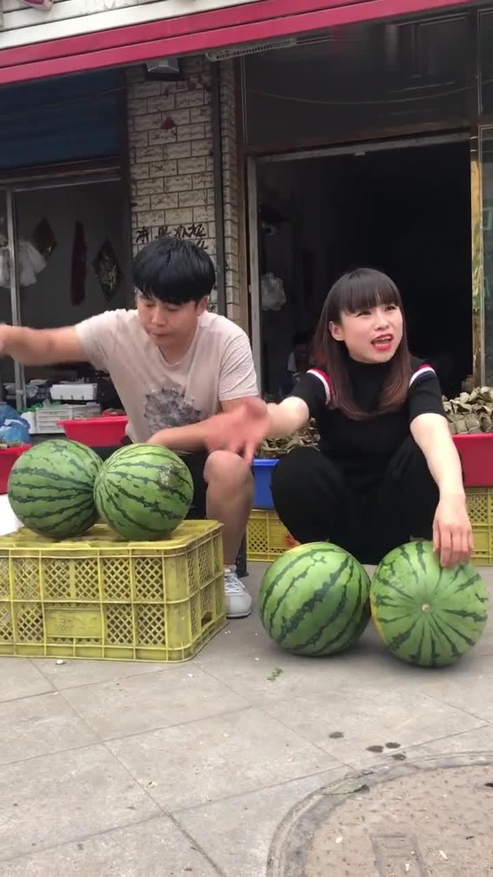 甘肃陇南女网红吃瓜事件,甘肃陇南女网红“吃瓜”事件引发网络热议